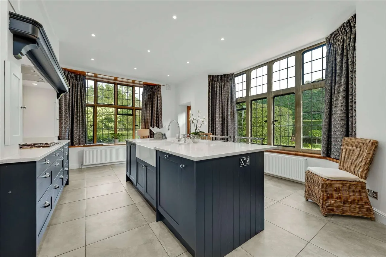 Old Avenue, St George's Hill, Weybridge, Surrey, KT13 0QE, photo 9