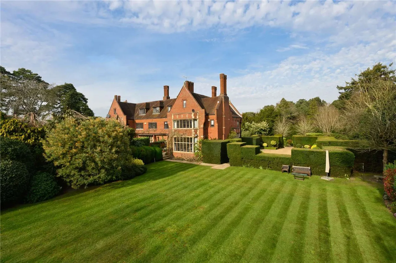 5 bed house for sale — Old Avenue, St George's Hill, Weybridge, Surrey, KT13 0QE