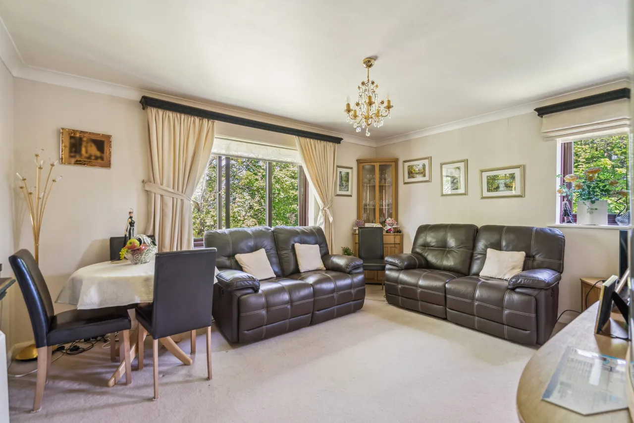 Meadowcroft High Street, Bushey, Bushey, WD23 3BX, photo 2