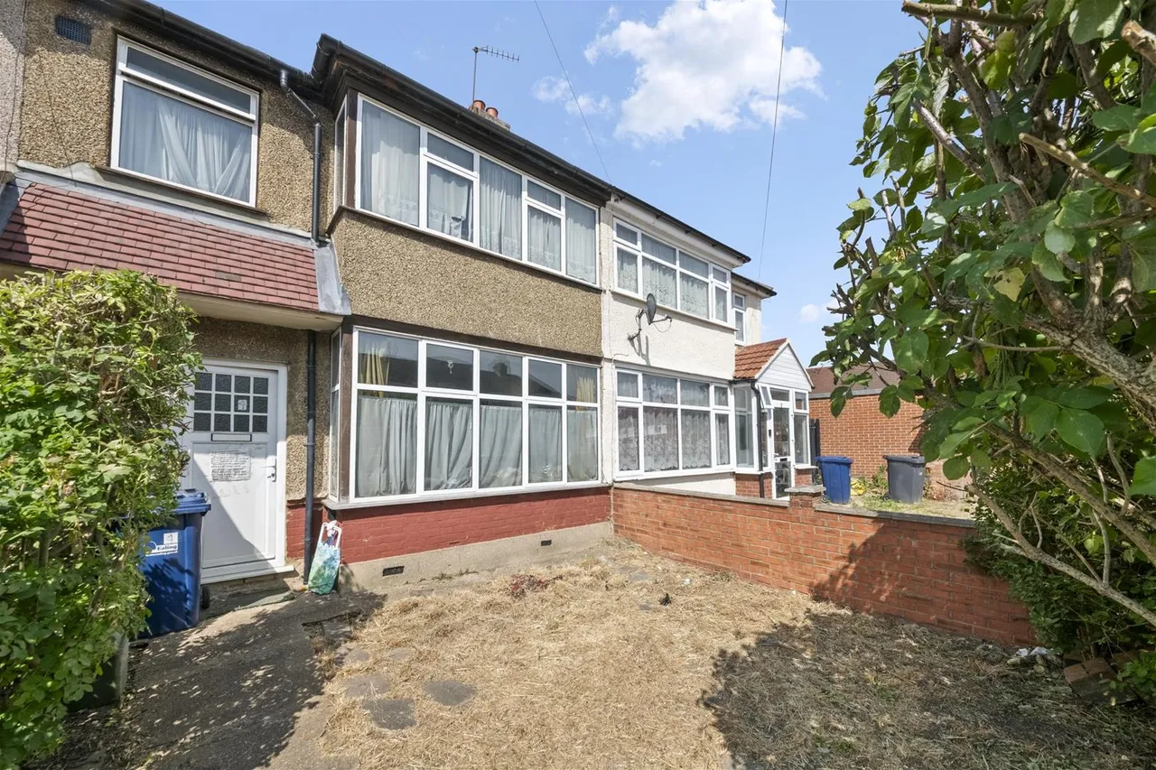 3 bed house for sale — Craven Avenue, Southall