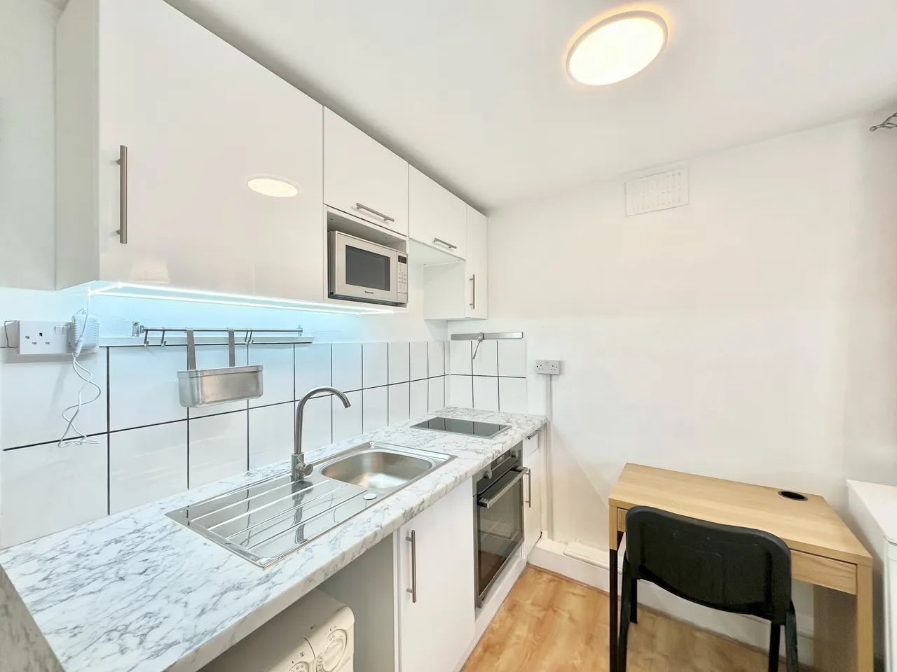 flat to rent — Hogarth Road, Kensington