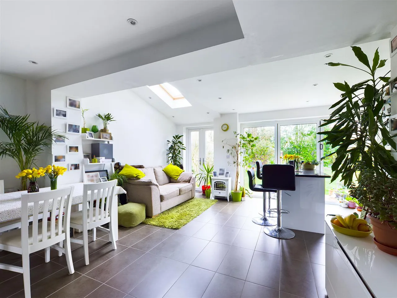 Weald Drive, Furnace Green, RH10, photo 2