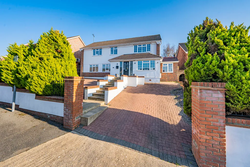 4 bed house for sale — Beacon Close, Uxbridge