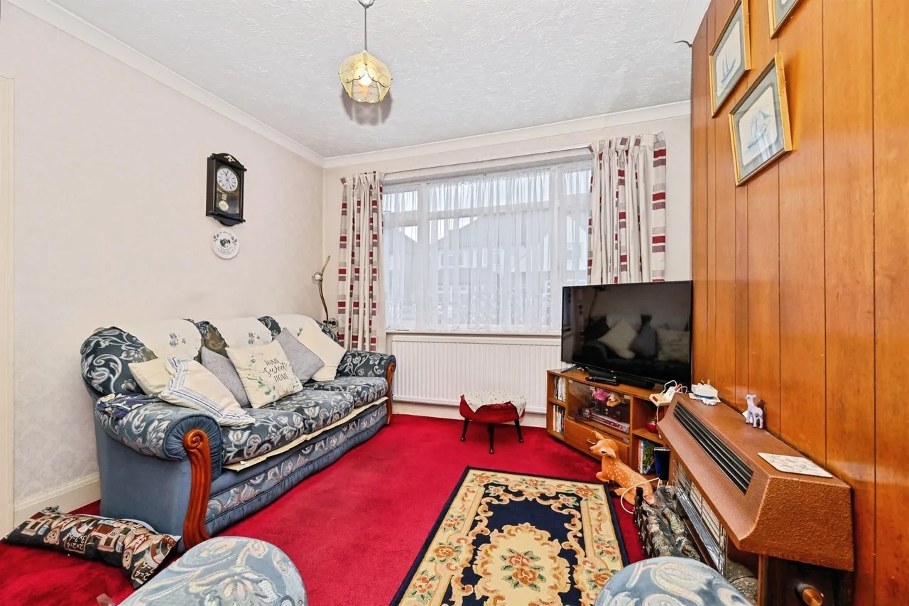 Maytree Crescent, Watford, photo 3