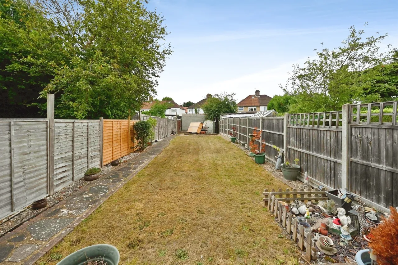 Maytree Crescent, Watford, photo 11