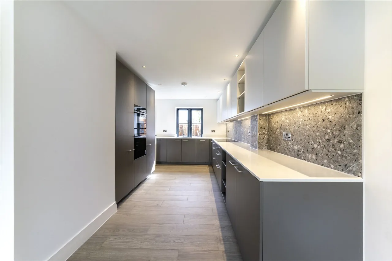 A beautifully proportioned new home with elegant finishes and a secluded west facing garden, photo 7