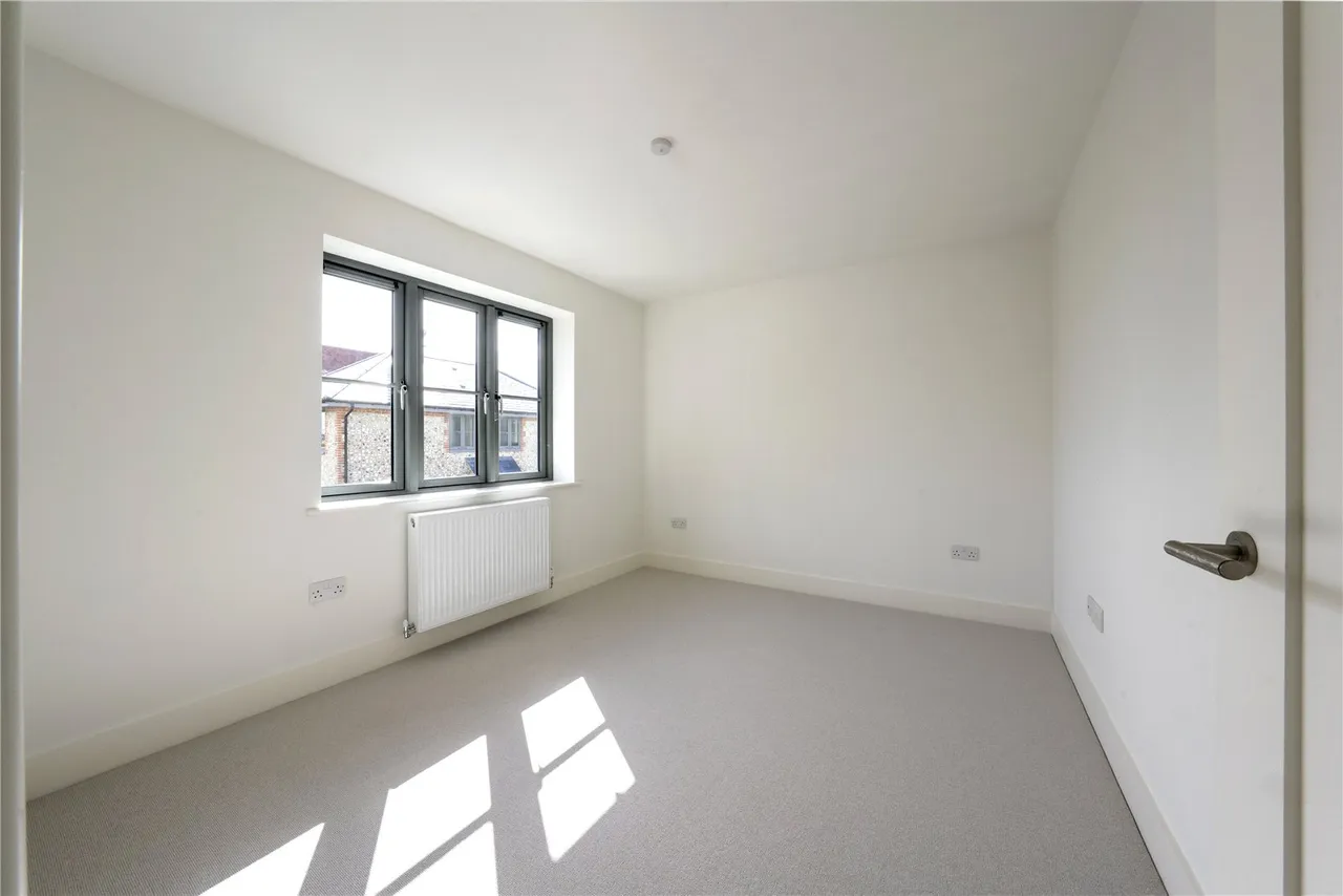 A beautifully proportioned new home with elegant finishes and a secluded west facing garden, photo 15