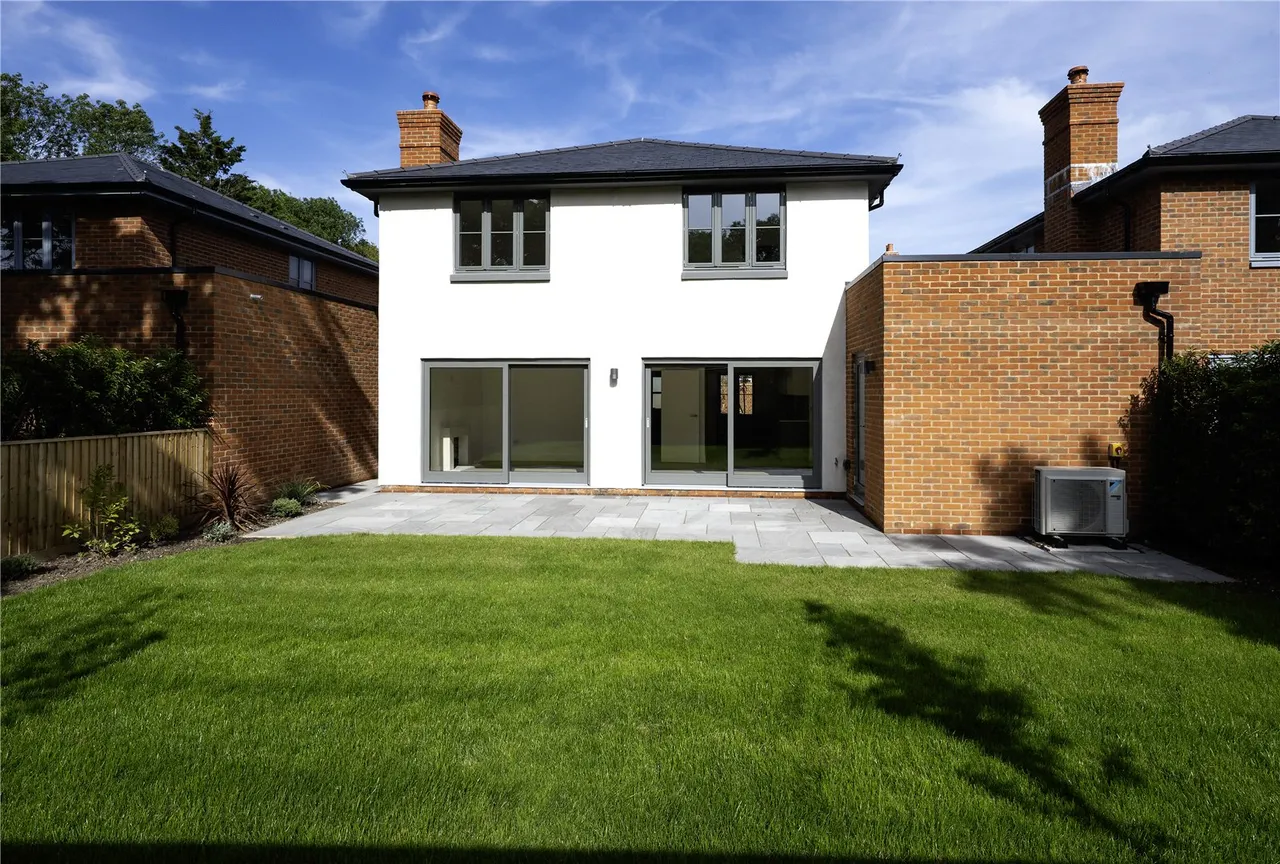 A beautifully proportioned new home with elegant finishes and a secluded west facing garden, photo 17