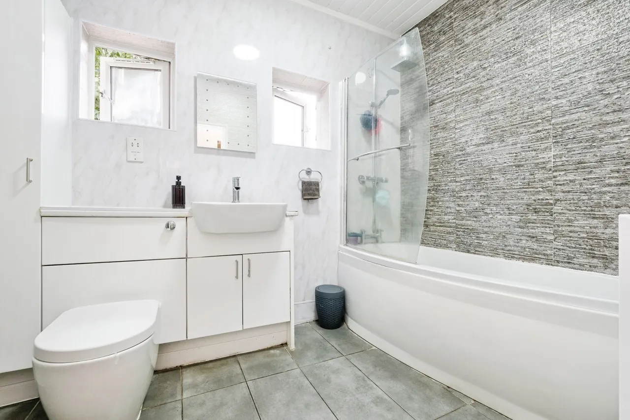 Beverley Road, East Ham, London, E6, photo 4