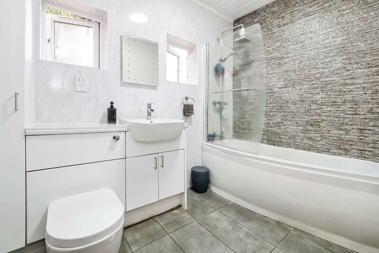 Beverley Road, East Ham, London, E6, photo 10