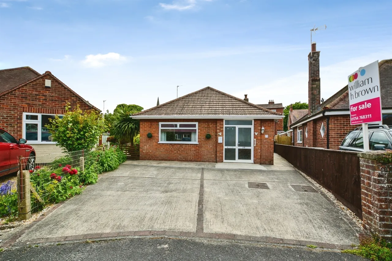 2 bed house for sale — Lumley Crescent, Skegness