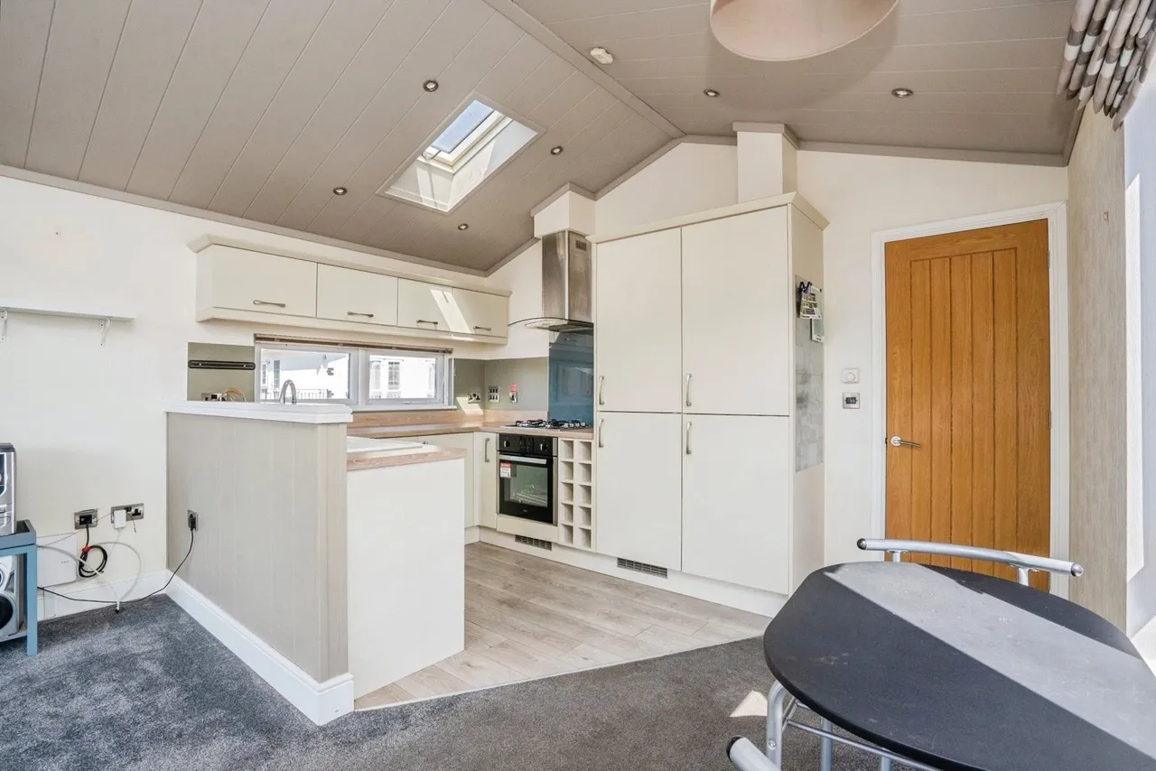 Southwick Road, North Boarhunt, PO17, photo 8