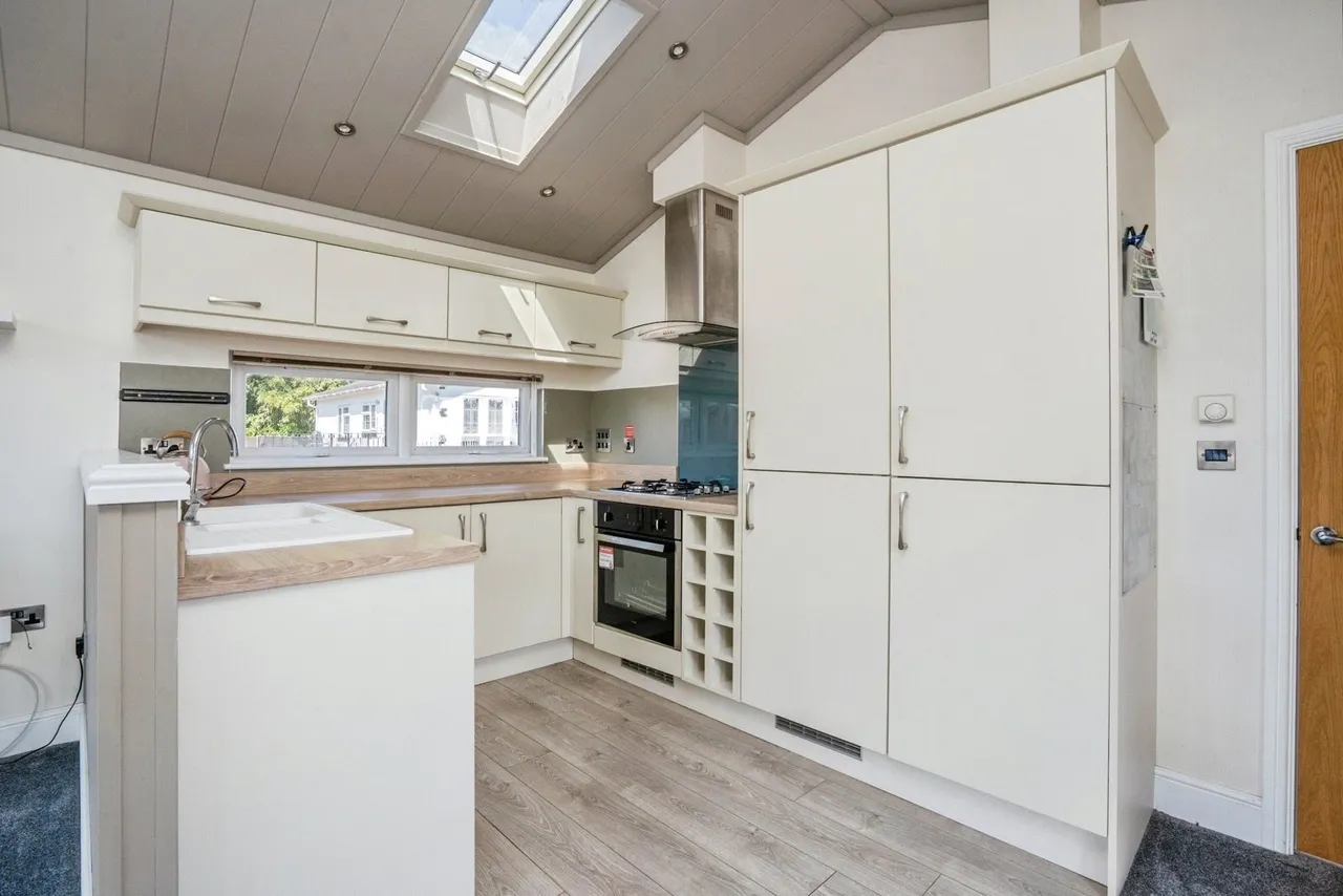 Southwick Road, North Boarhunt, PO17, photo 5