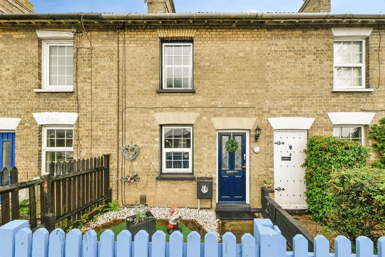 2 bed house for sale — Baldock Road, Stotfold, Hitchin
