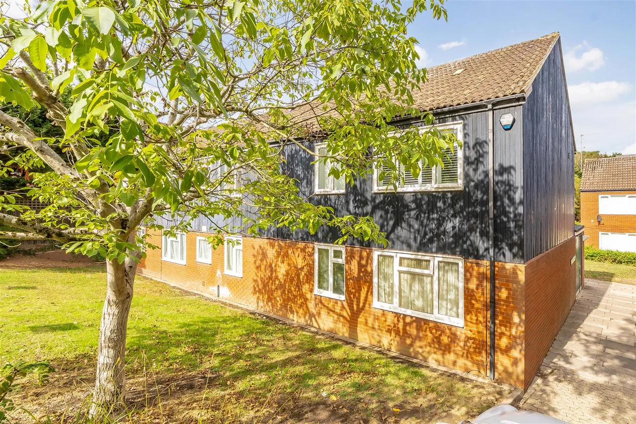 1 bed flat for sale — Hetherington Way, Ickenham, UB10 8AT