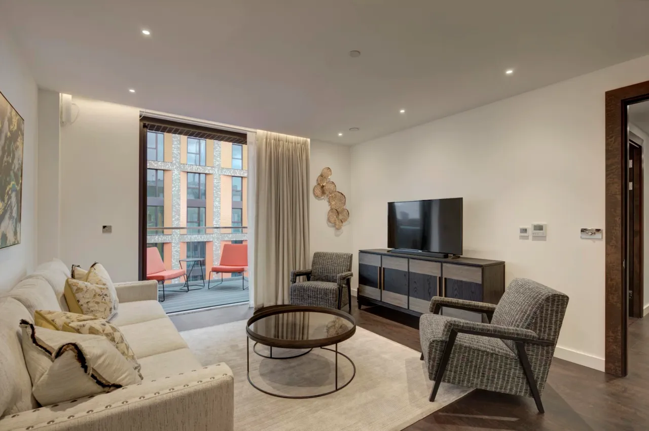3 bed flat to rent, Charles Clowes Walk, London, SW11