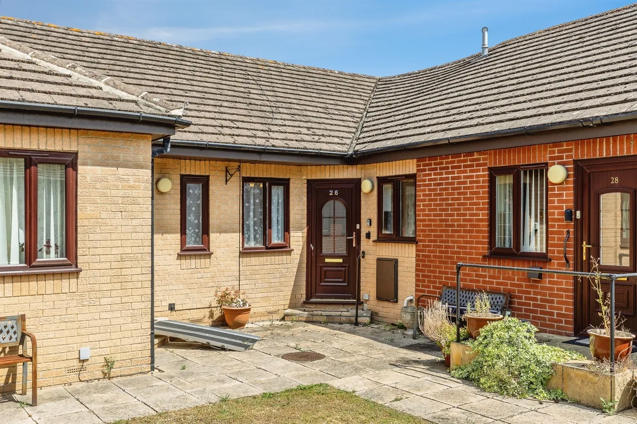 2 bed house for sale — Avondale Court, Longwell Green, BRISTOL