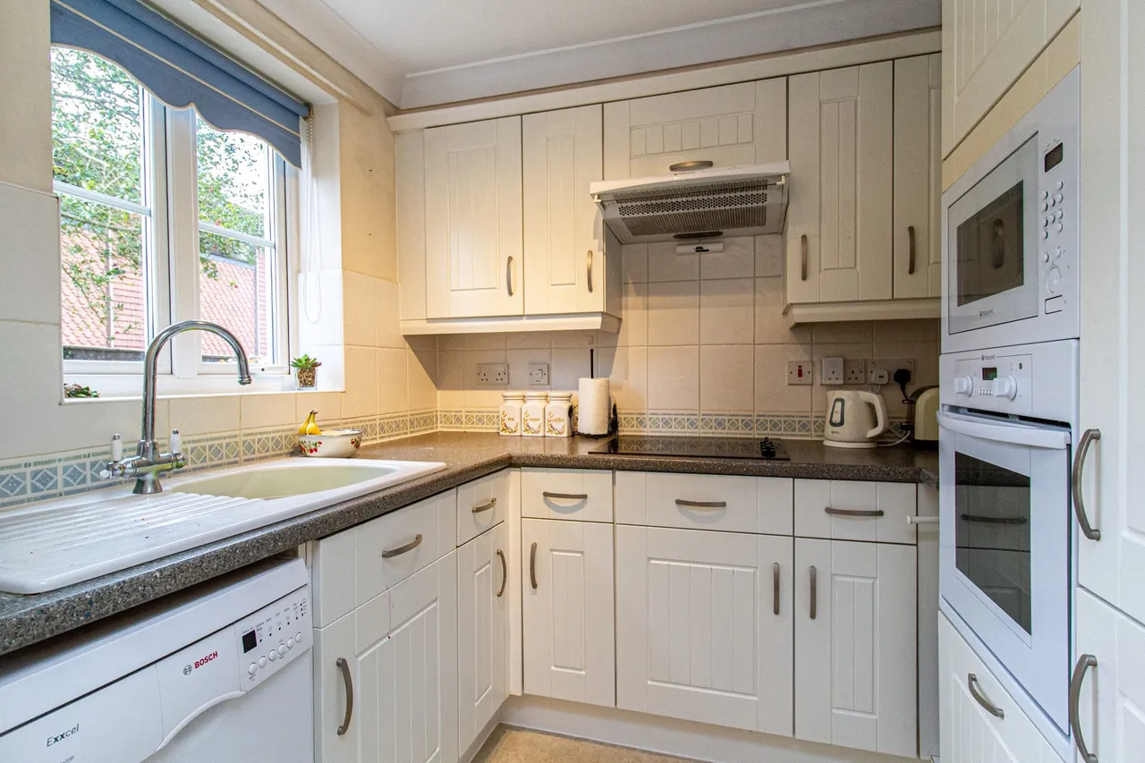 Cadogan Court Branksomewood Road, Fleet, GU51 4JT, photo 3