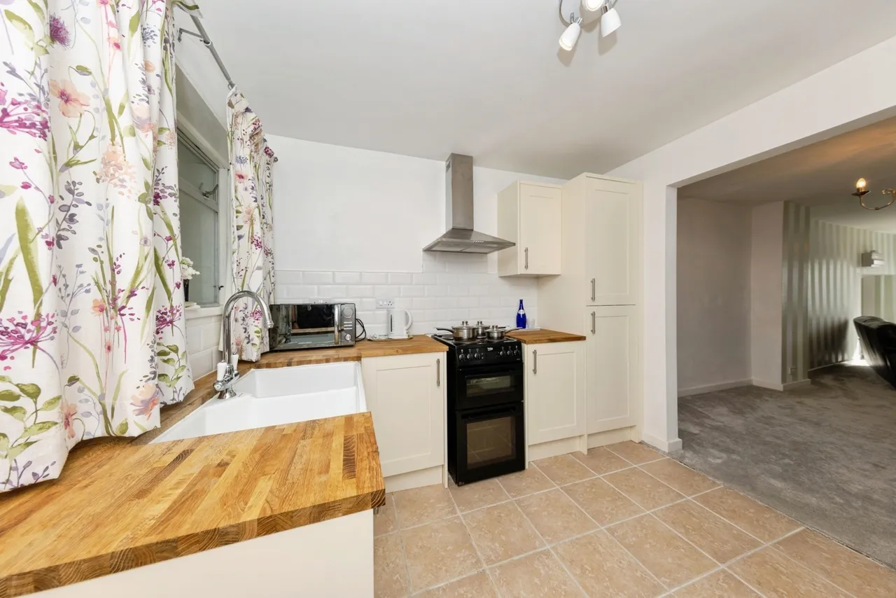 Heol Tregwyr, Llansaint, SA17, photo 9
