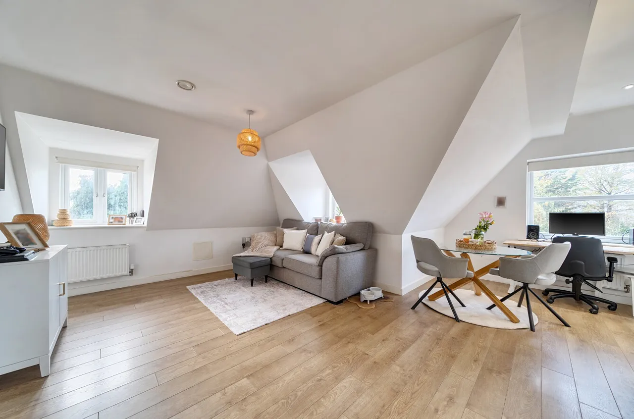 Greenwood Place, Hersham, KT12, photo 2