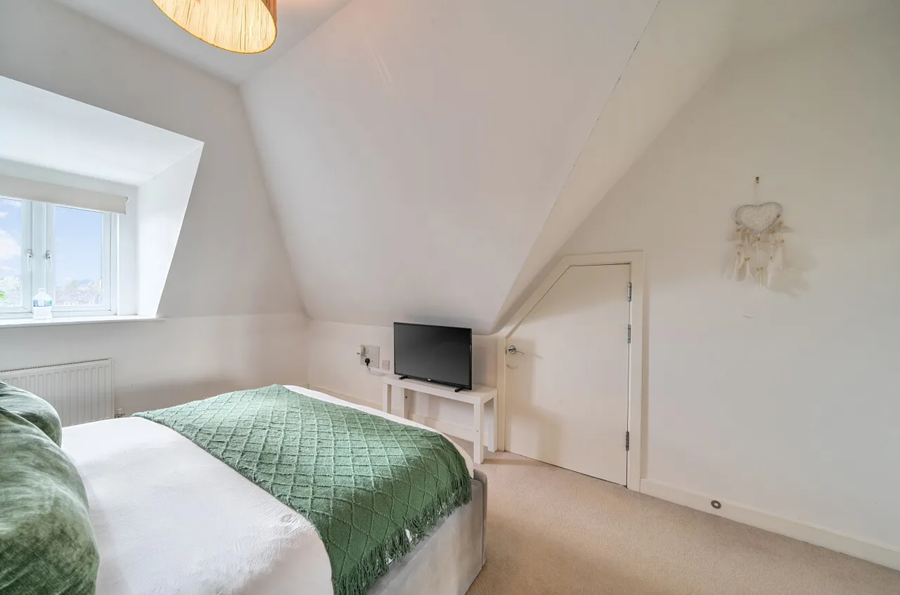 Greenwood Place, Hersham, KT12, photo 9