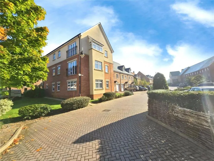 2 bed flat for sale, Sandhills Lane, Virginia Water, GU25