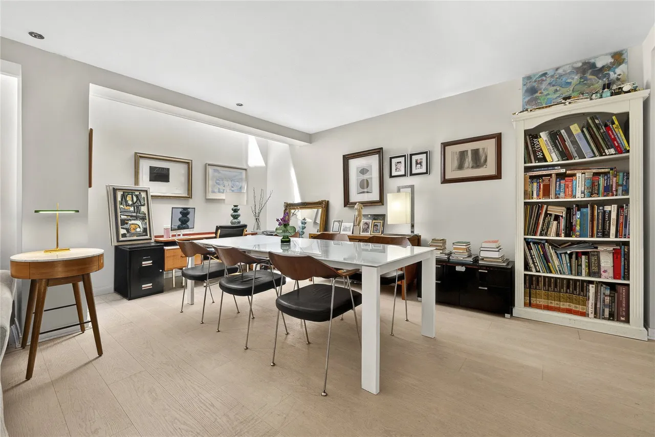 A bright two-bedroom duplex with a private patio garden, moments from Hyde Park, photo 11