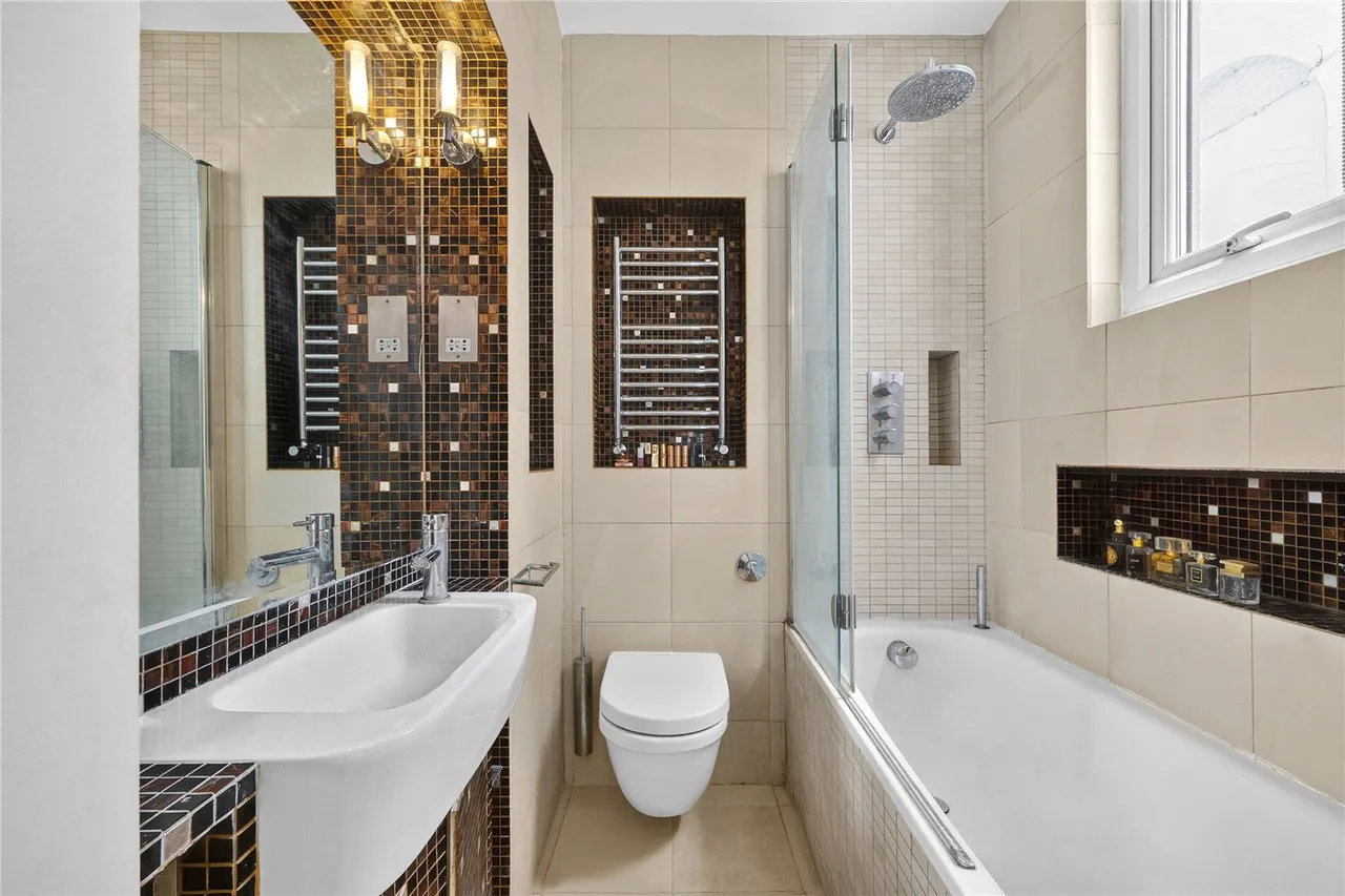 A bright two-bedroom duplex with a private patio garden, moments from Hyde Park, photo 6