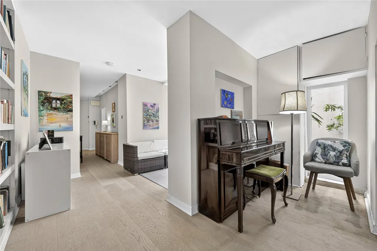 A bright two-bedroom duplex with a private patio garden, moments from Hyde Park, photo 9