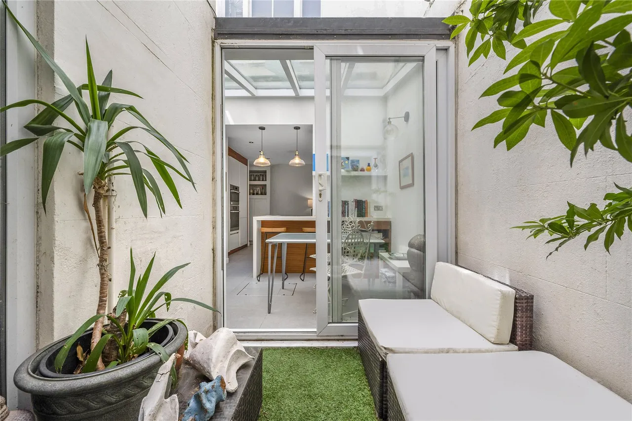 A bright two-bedroom duplex with a private patio garden, moments from Hyde Park, photo 8