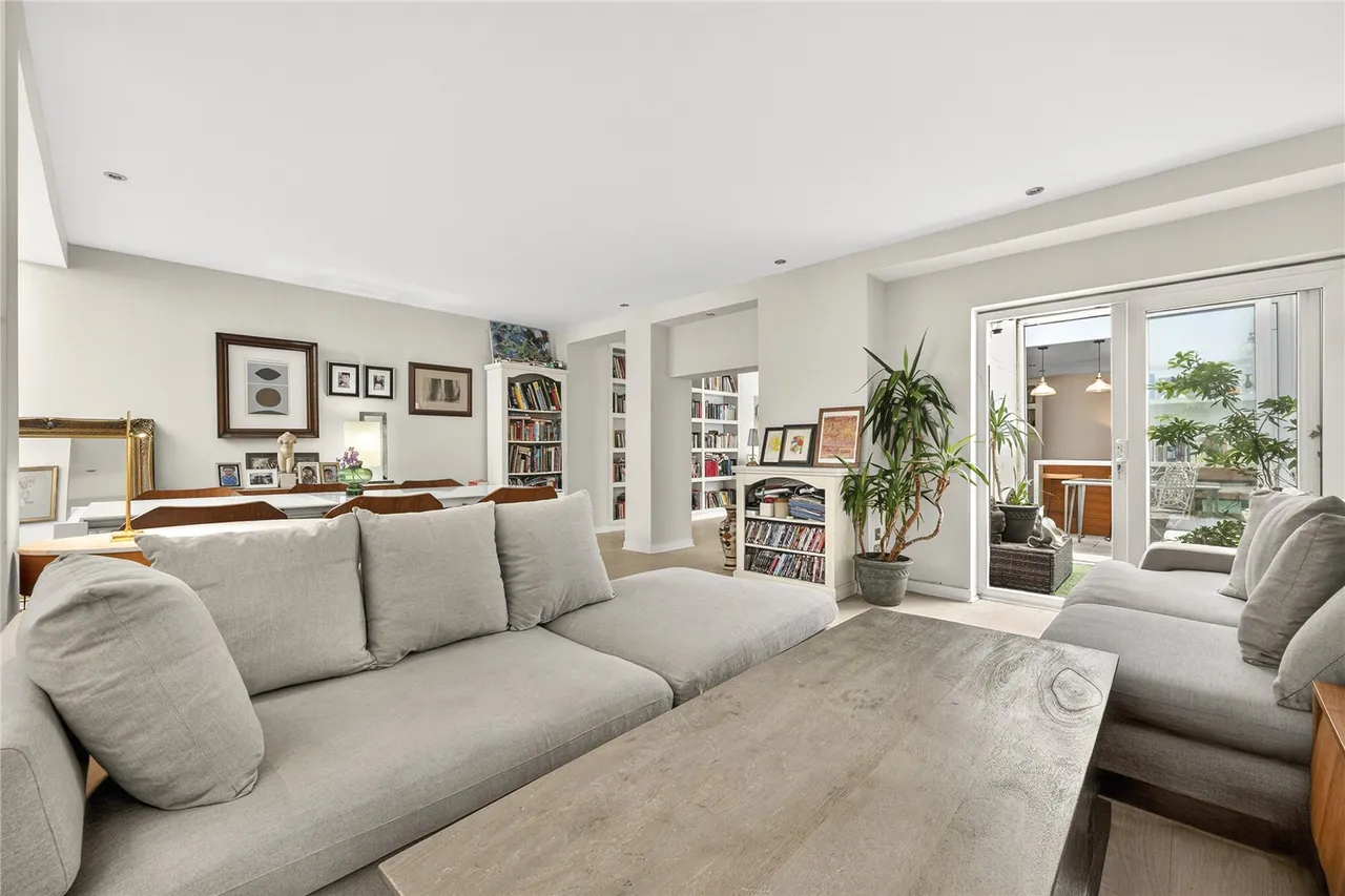 A bright two-bedroom duplex with a private patio garden, moments from Hyde Park, photo 10