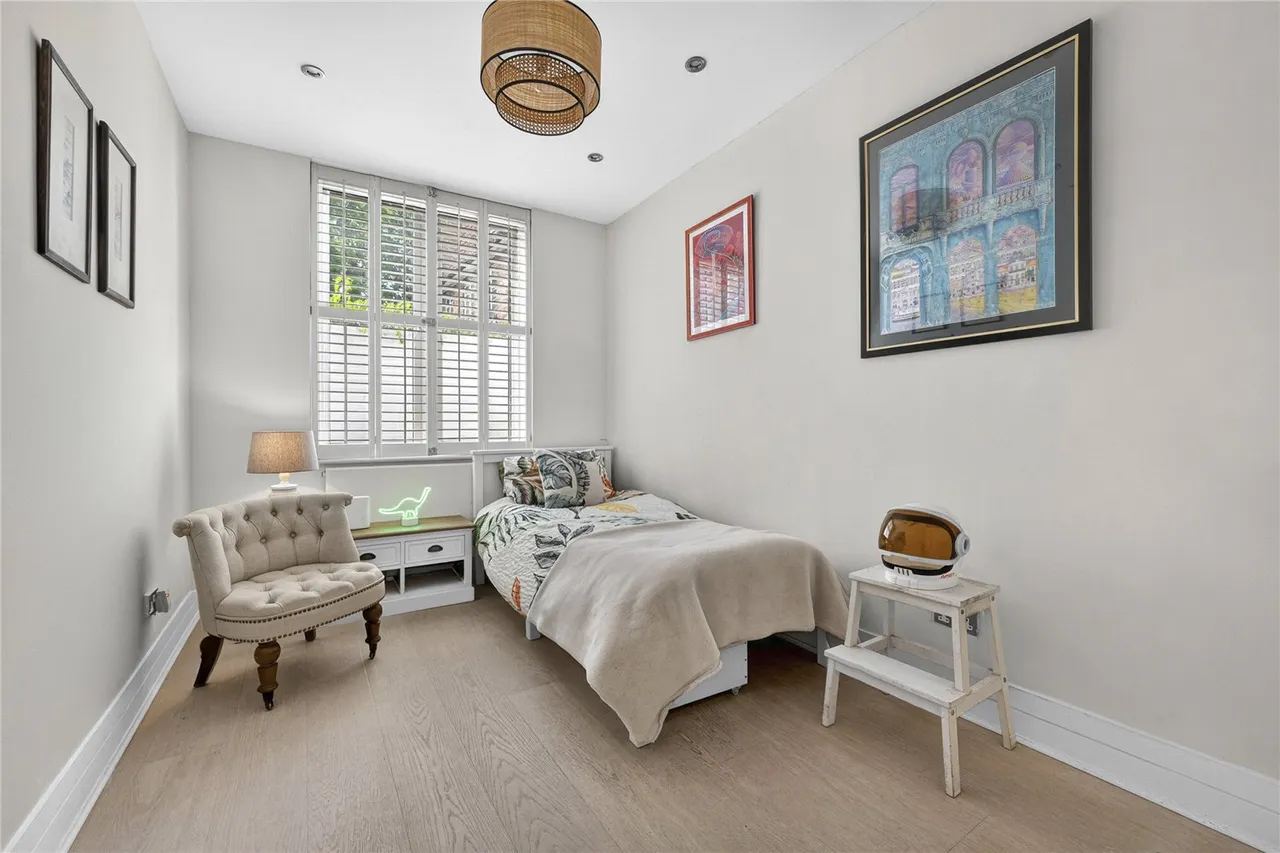 A bright two-bedroom duplex with a private patio garden, moments from Hyde Park, photo 13
