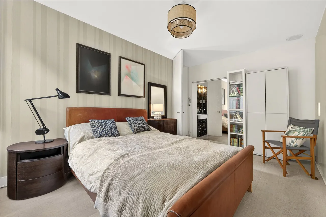 A bright two-bedroom duplex with a private patio garden, moments from Hyde Park, photo 4
