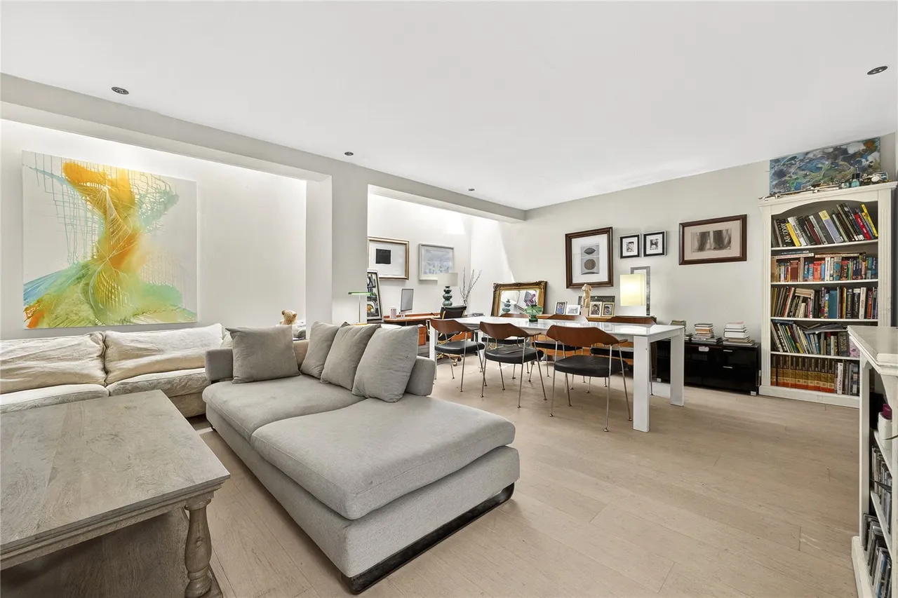 A bright two-bedroom duplex with a private patio garden, moments from Hyde Park, photo 2