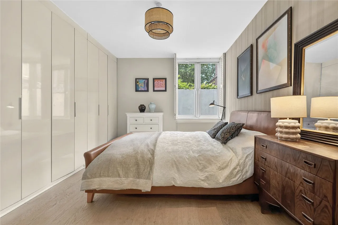 A bright two-bedroom duplex with a private patio garden, moments from Hyde Park, photo 5