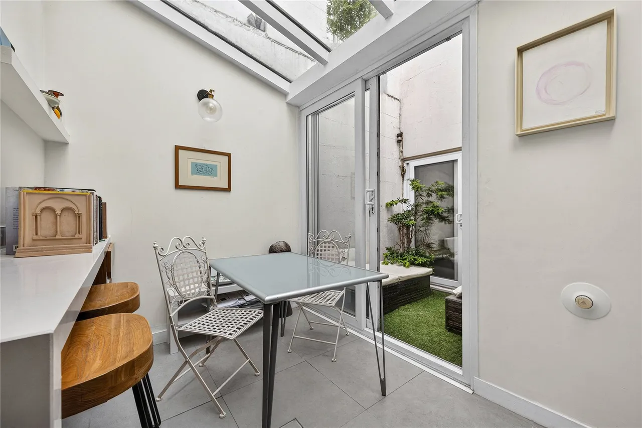 A bright two-bedroom duplex with a private patio garden, moments from Hyde Park, photo 7
