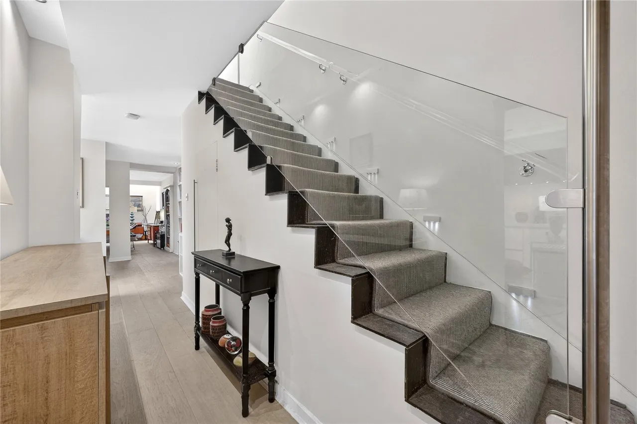 A bright two-bedroom duplex with a private patio garden, moments from Hyde Park, photo 12