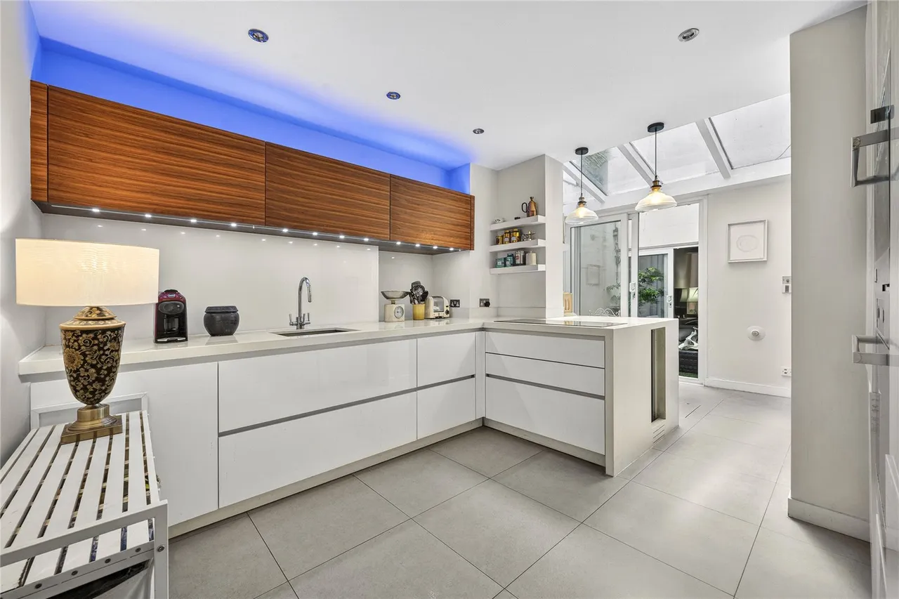 A bright two-bedroom duplex with a private patio garden, moments from Hyde Park, photo 3