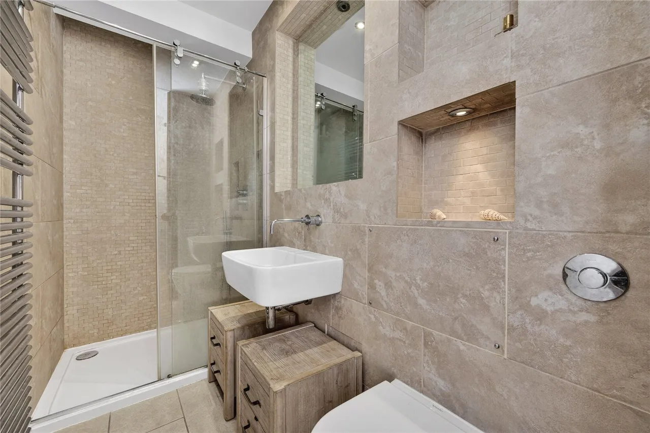 A bright two-bedroom duplex with a private patio garden, moments from Hyde Park, photo 14