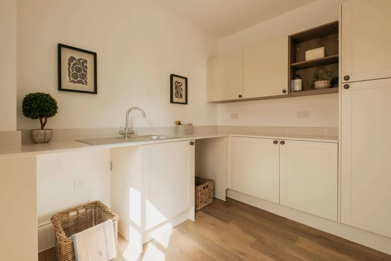 Charter Fields, Farnham Road, Odiham, Hook, RG29 1GL, photo 6