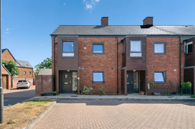3 bed property for sale — Fowler Way, Uxbridge