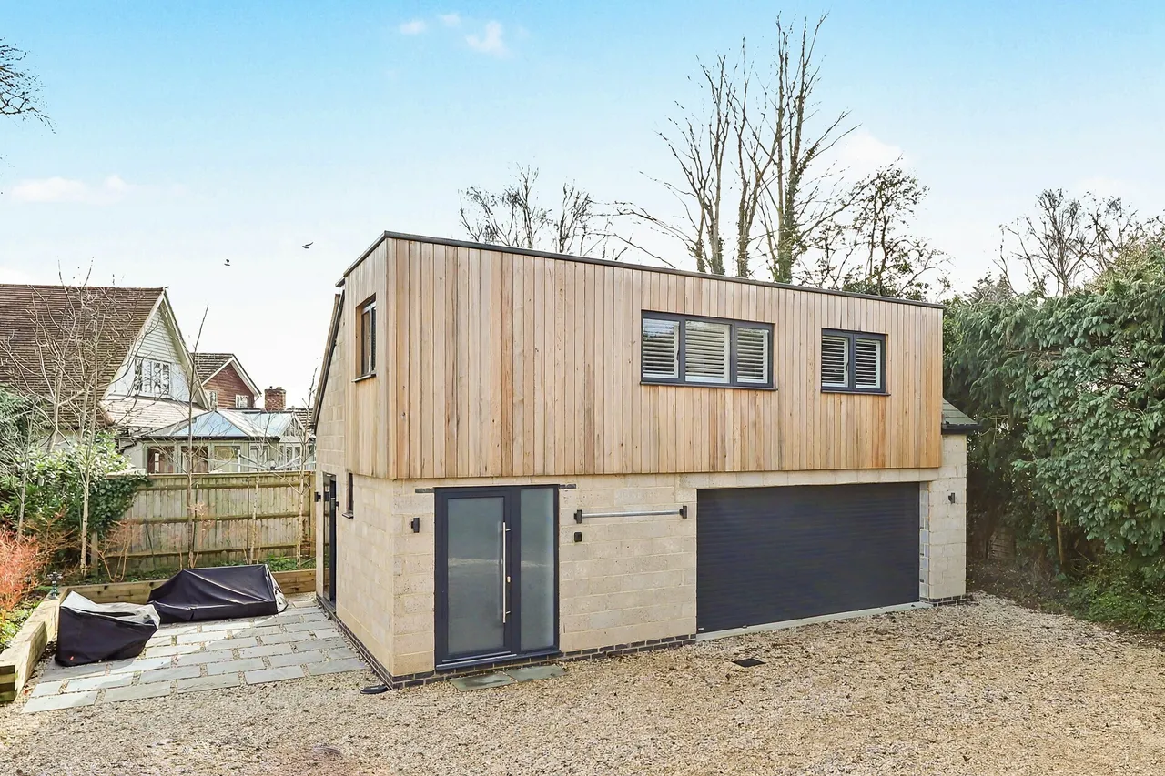 2 bed house to rent — Chambrai Close, Applefort-upon-Thames
