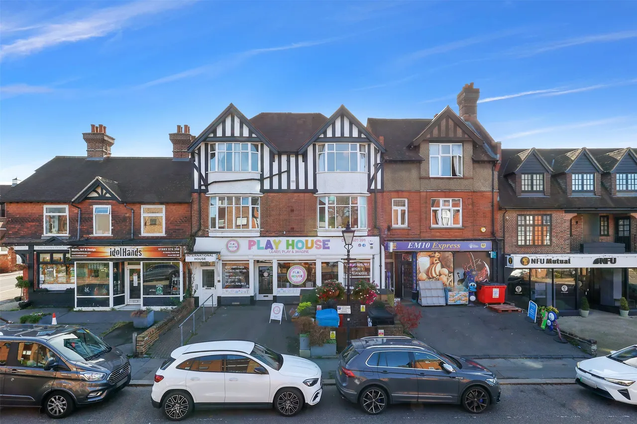 2 bed property to rent, Station Road West, Oxted, RH8