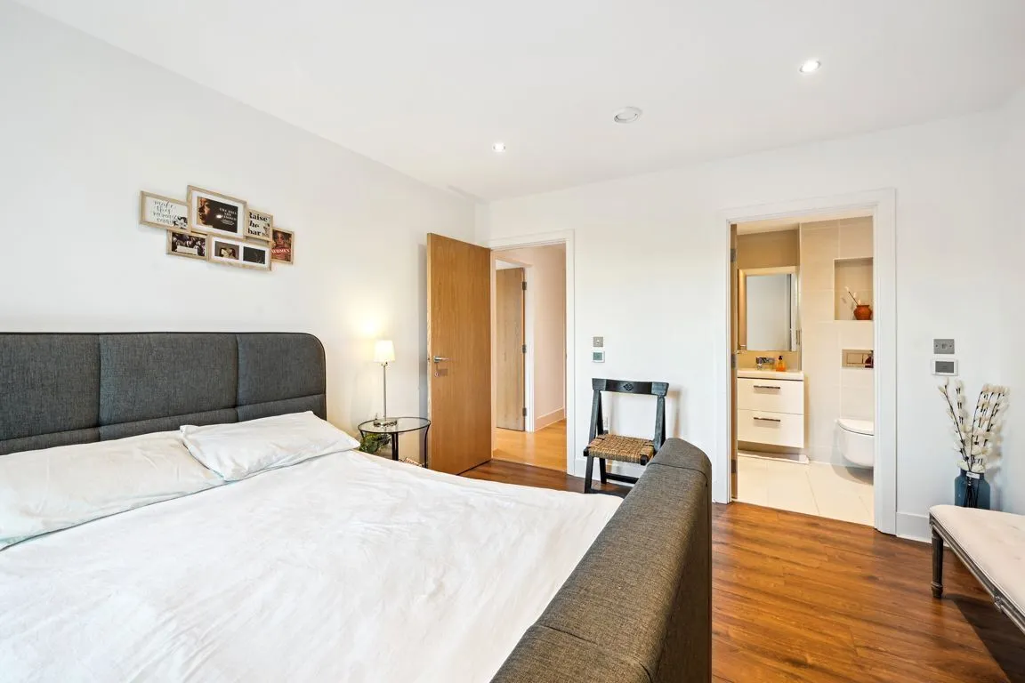 Chiswick High Road, W4, photo 6