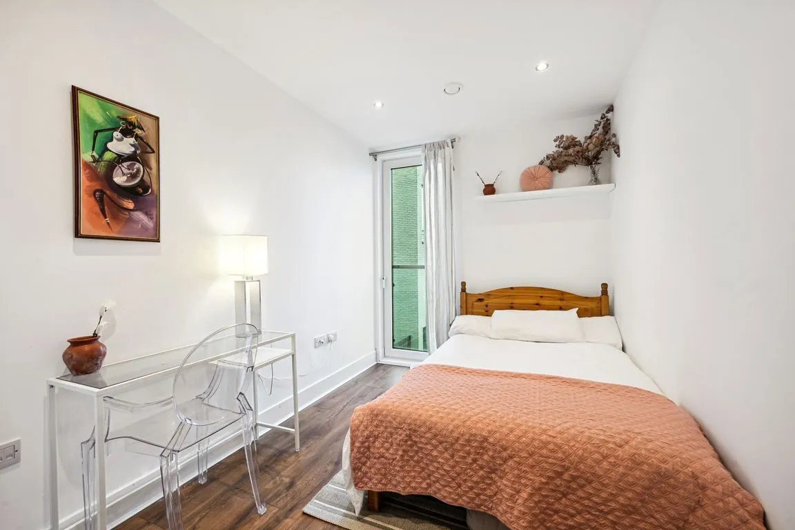 Chiswick High Road, W4, photo 8