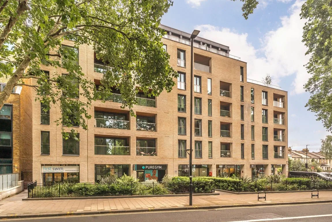 2 bed property to rent, Chiswick High Road, W4