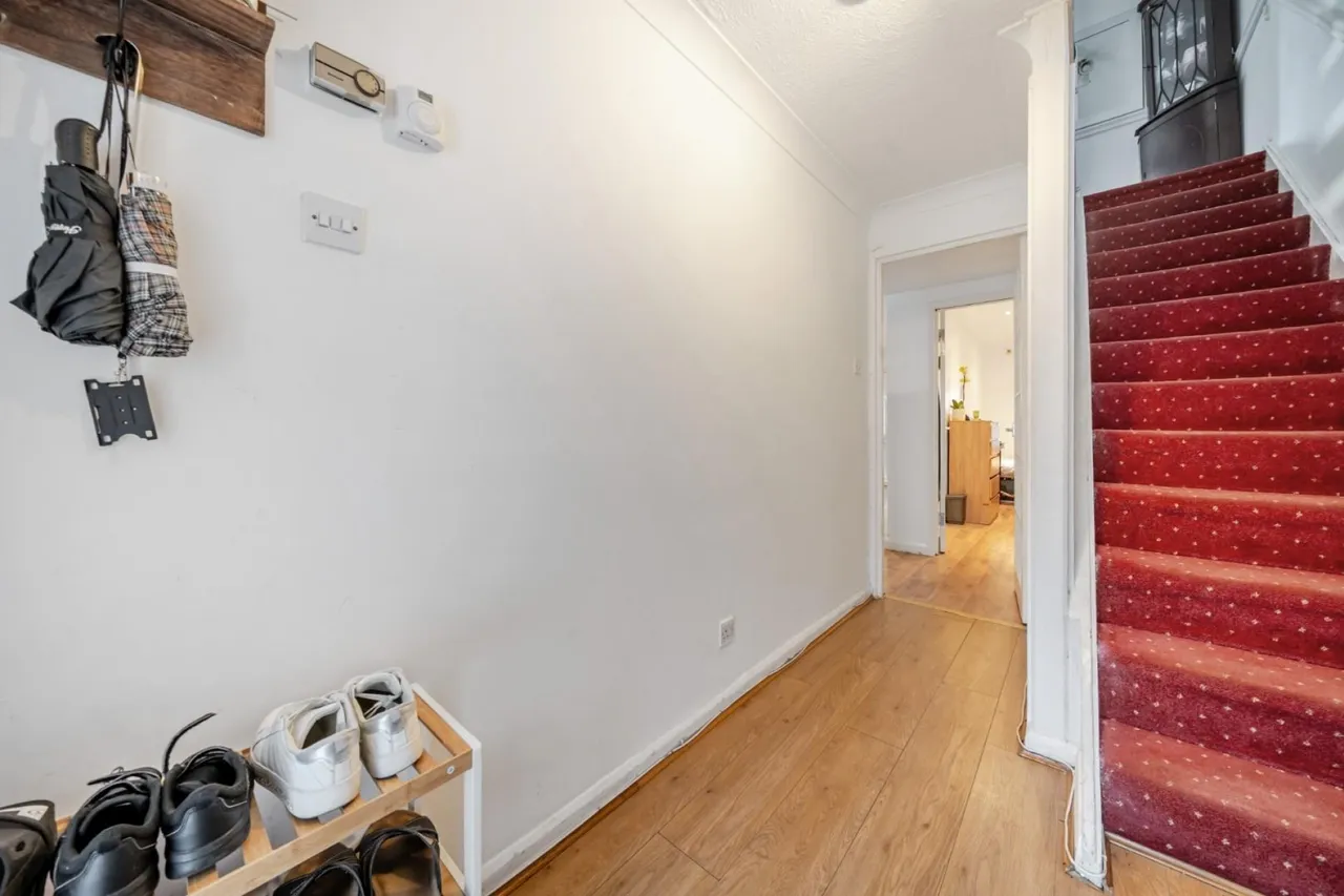 Whernside Close, London, photo 9