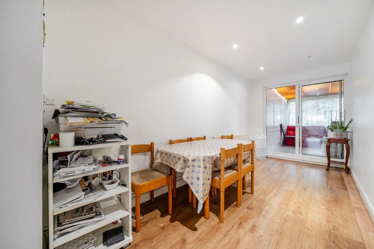 Whernside Close, London, photo 8