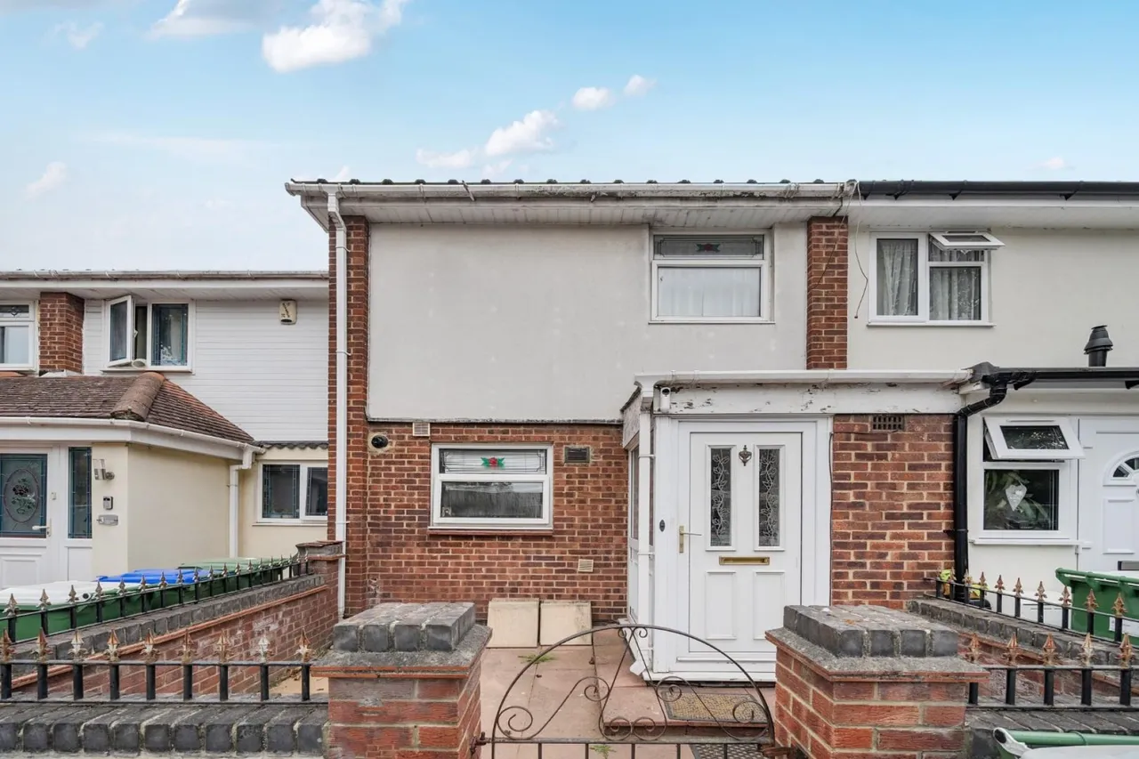 3 bed house for sale — Whernside Close, London