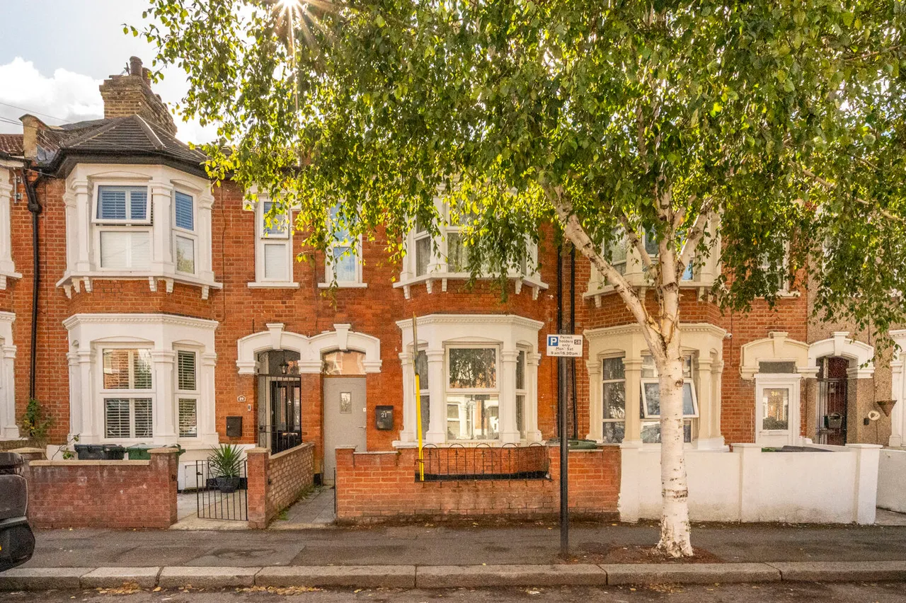 5 bed house for sale — 21 Knotts Green Road, London